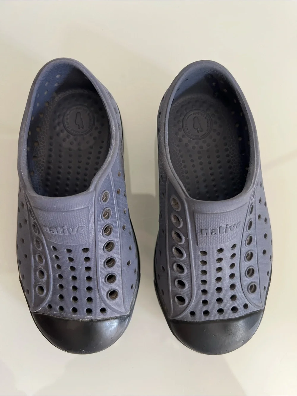 Native Jefferson Pewter Gray & Black Slip-Ons, 8c